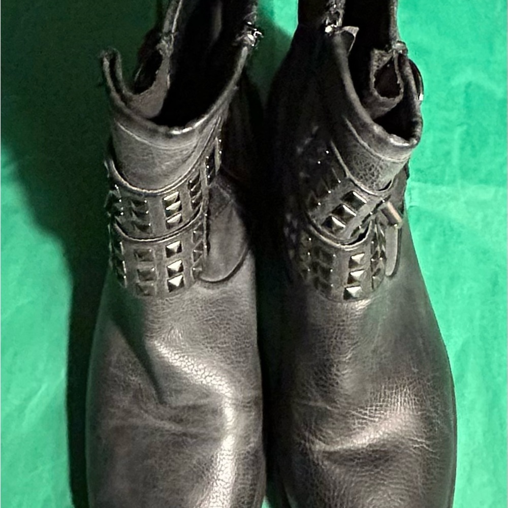 Womens Dark Ash Gray Distressed Boots.              size 8 motorcycle style $35